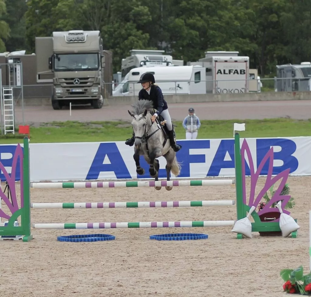 Ponny tävlar hoppning LB på Sundbyholm
